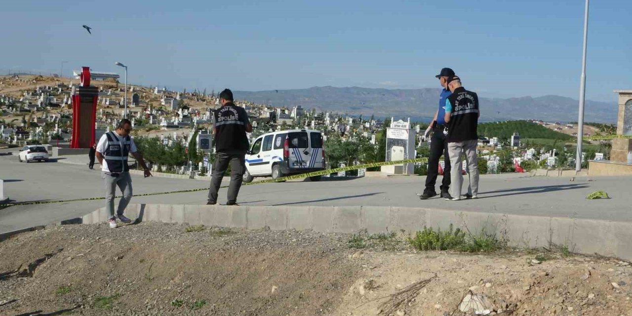 Yeşilyurt'ta mezarlıkta silahlı ve bıçaklı kavga: 1 ölü, 2 yaralı