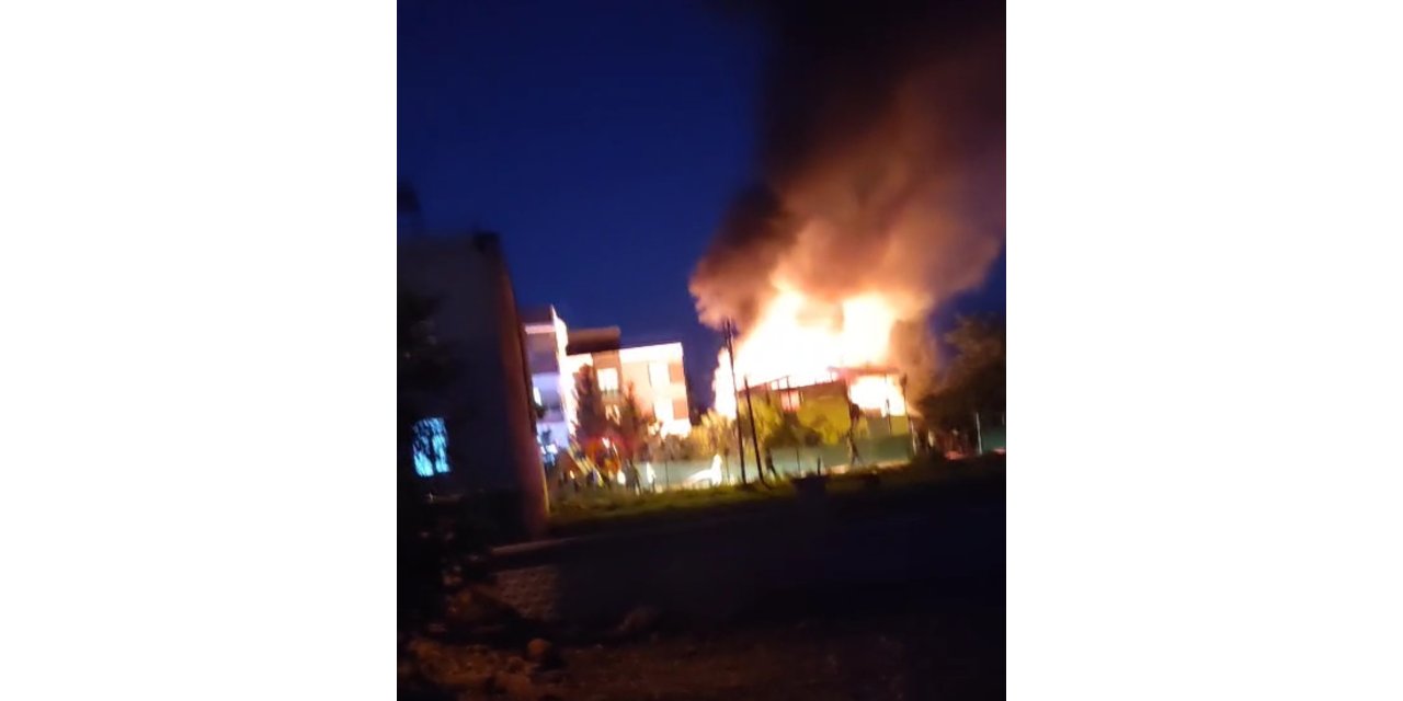 Adıyaman’da 2 katlı evde yangın çıktı