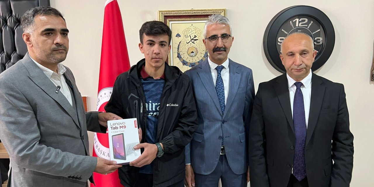Yüksekova: Aslan, Umre Ödüllü Bilgi Yarışması’nda Türkiye 49.’su oldu