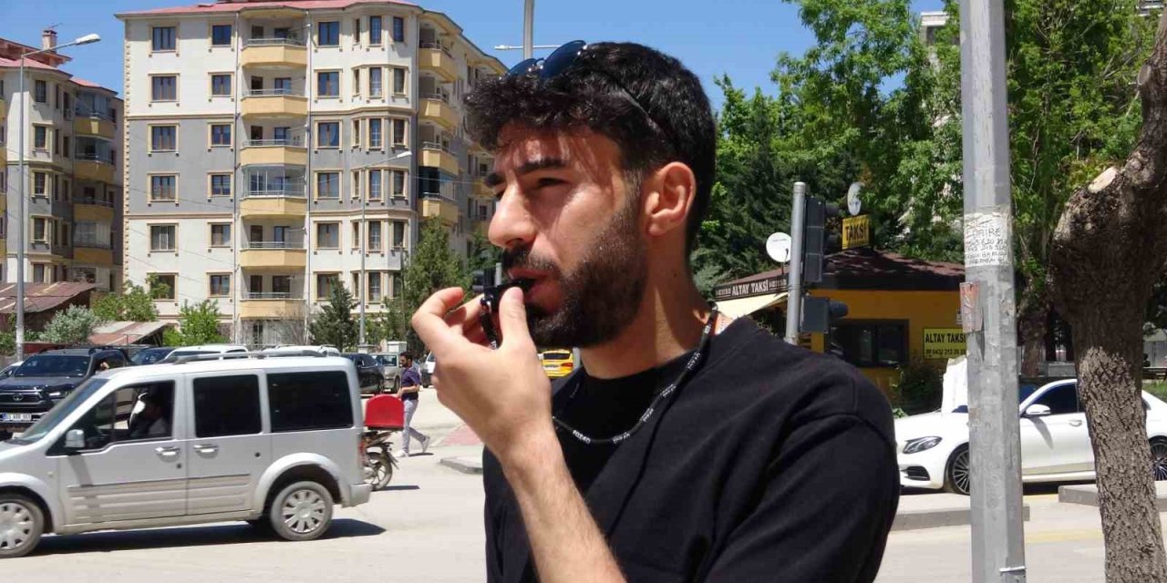 Elektrik kesilince hakem düdüğünü alıp trafiği yönetti