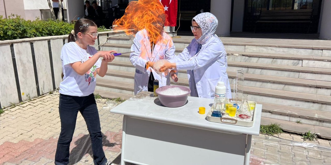 Yüksekova: İsmet Alkan Anadolu Lisesi’nde bilim fuarı