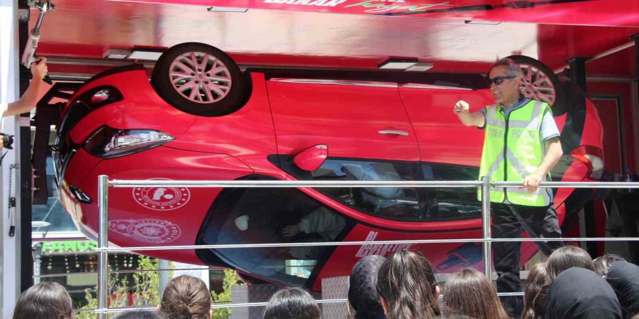 ’Mobil Trafik Eğitim Tırı’nda uygulamalı eğitim verildi