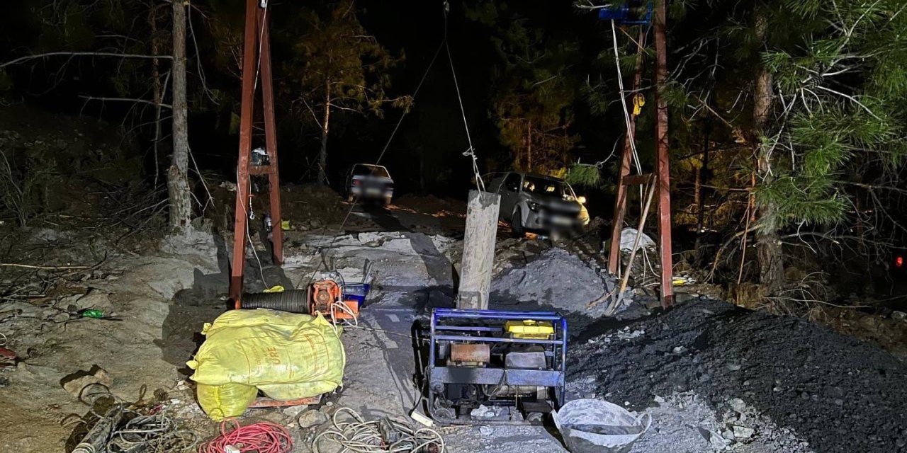 Kaçak krom madeni açarak kazı yapan 4 kişi yakalandı