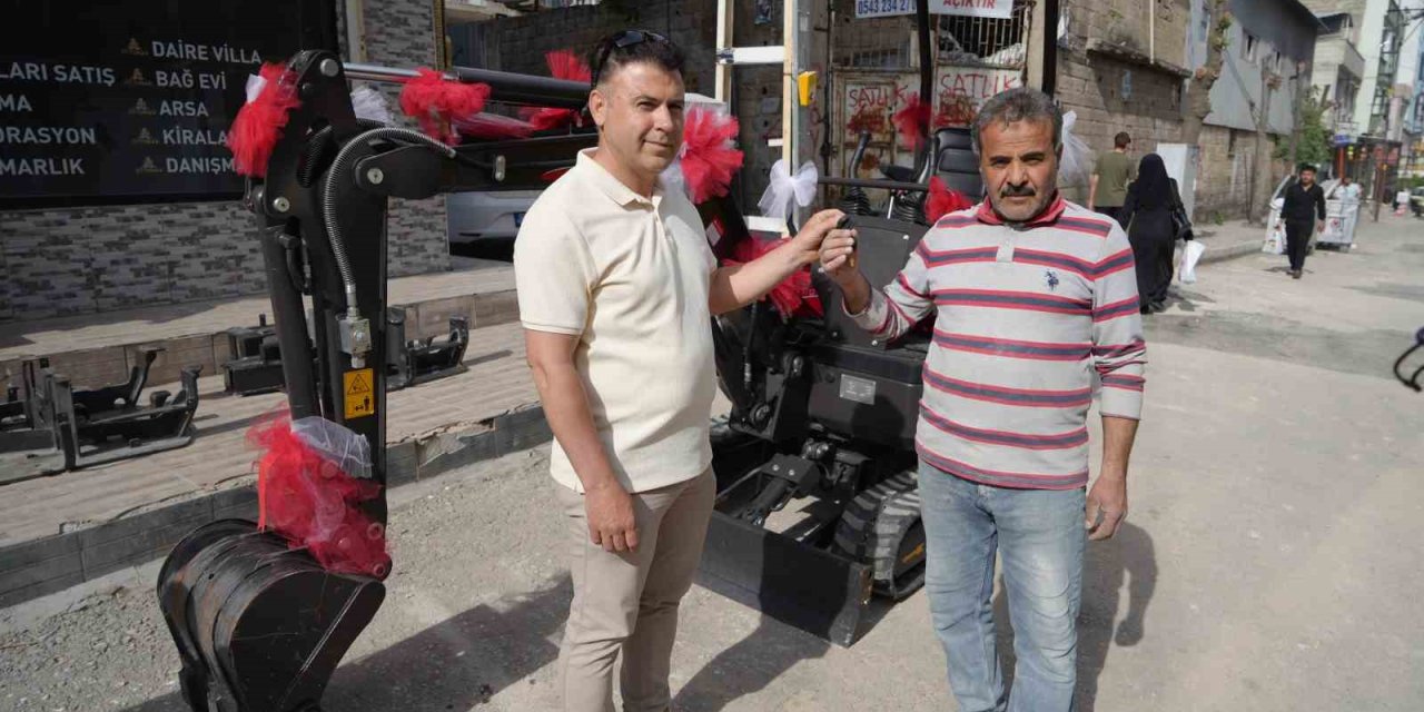 Suriyeli işçisine giderayak jest yaptı
