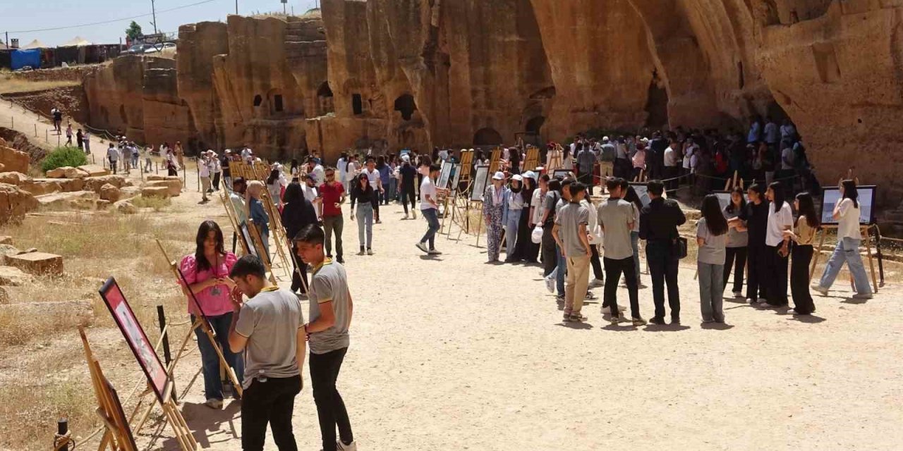 Mardin’de lise öğrencilerinin resim sergisi Dara Antik Kenti’nde açıldı