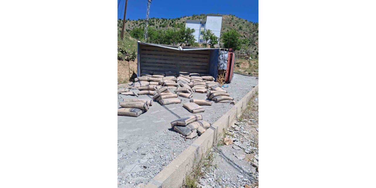 Çimento yüklü kamyon devrildi: 1 kişi yaralandı