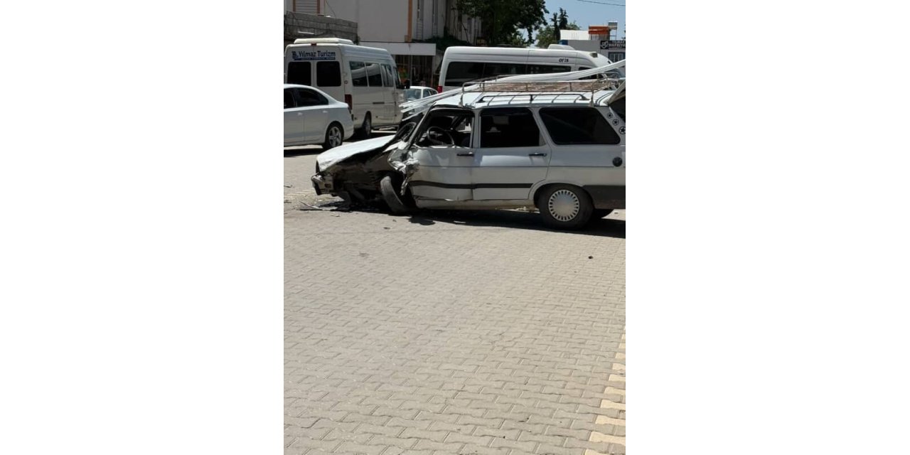 Adıyaman'da minibüs ile otomobil çarpıştı