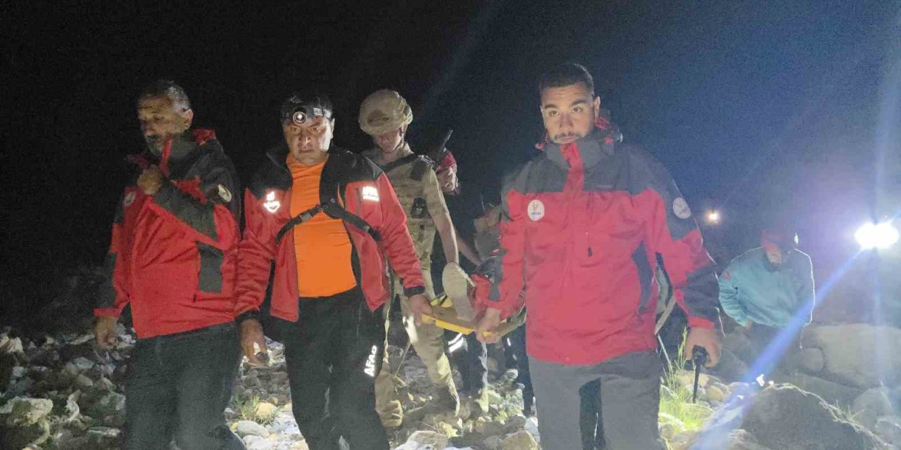 Tunceli’de kayalıklardan düşen kadını ekipler kurtardı