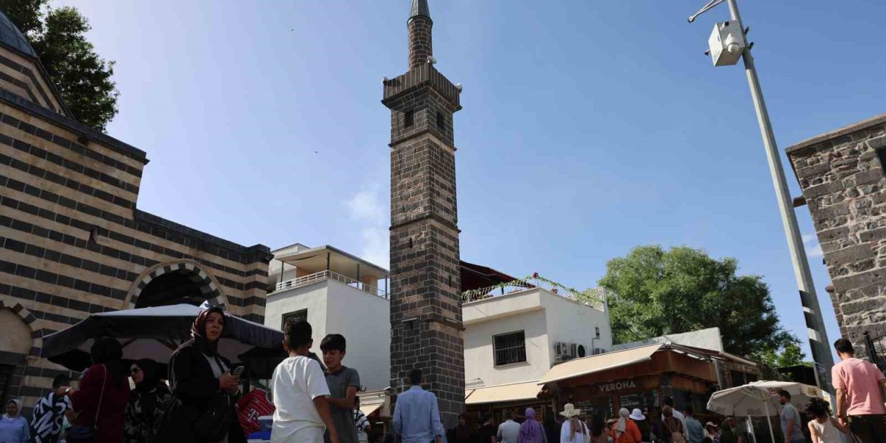 540 yıllık ‘Dört Ayaklı Minare’nin etrafından 7 kez geçerek dilekte bulunuyorlar