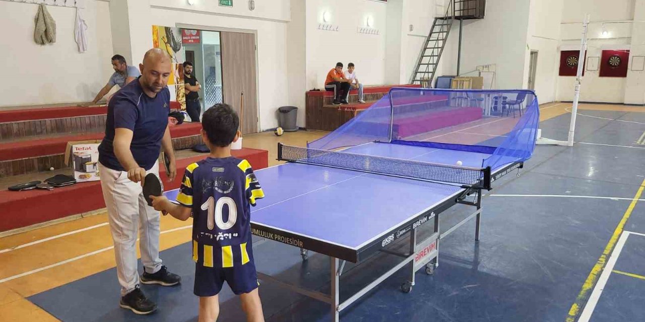 Ertuğrul, sol koluyla rakete, spor ile hayata sarıldı