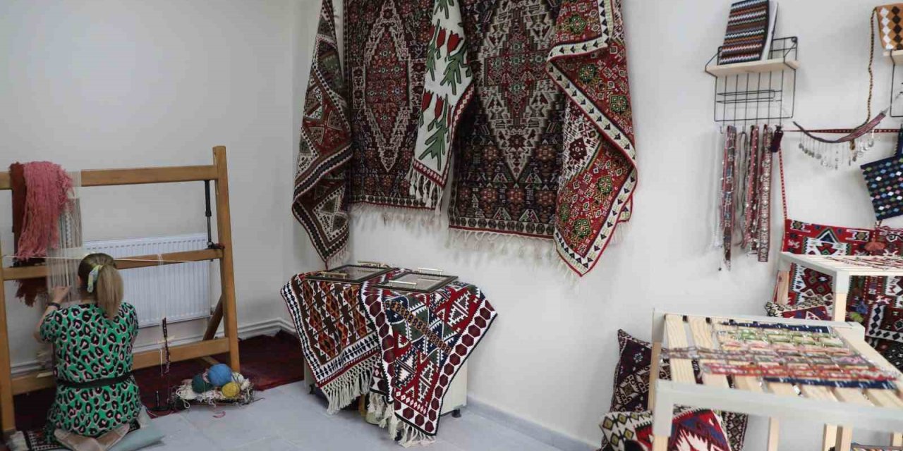 Hakkarili Canan İren Bayram 30 yıldır kilim dokuyarak geçimini sağlıyor