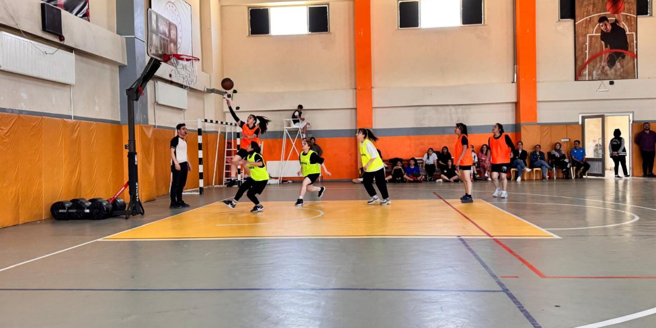 Yüksekova: 19 Mayıs etkinlikleri kapsamında basketbol turnuvası düzenlendi