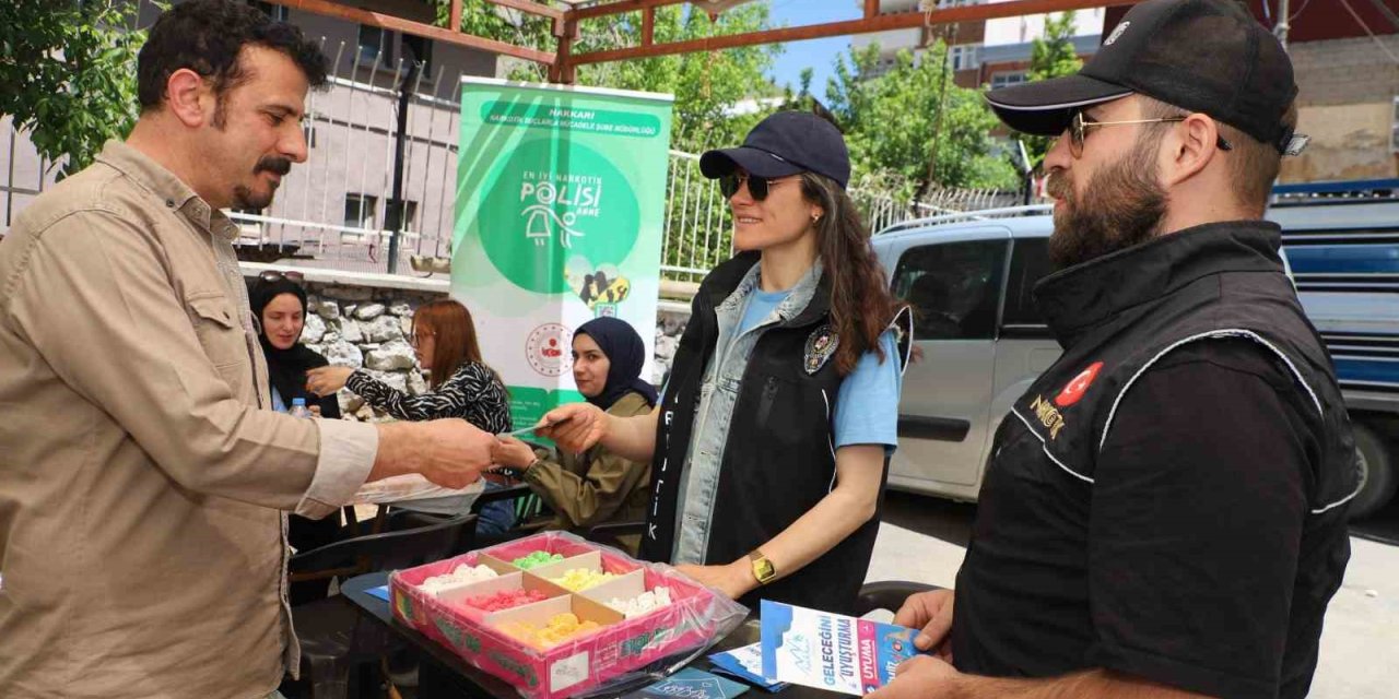 Hakkari’de "En İyi Narkotik Polisi: Anne" standı açıldı