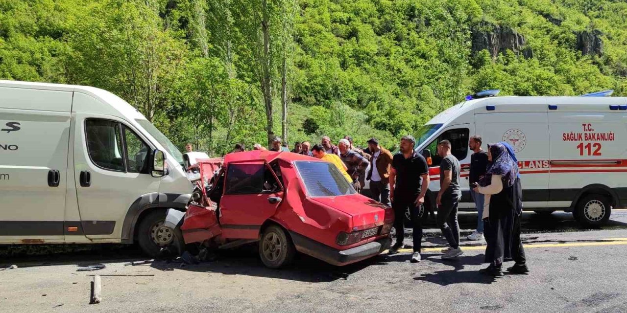 Minibüsle çarpışan Fiat Tofaş araç hurdaya döndü: 1 ölü, 1 ağır yaralı