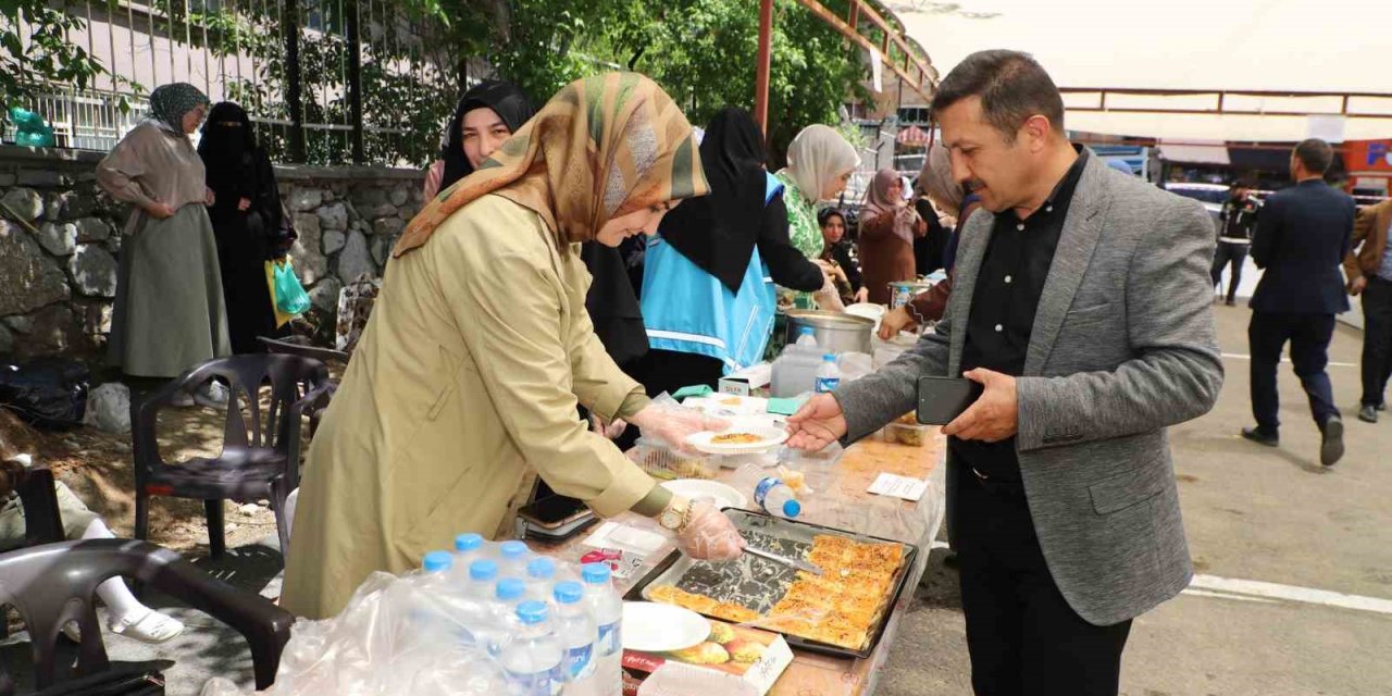 Hakkari’de H. Sait Camisi inşaatı yararına hayır çarşısı kuruldu