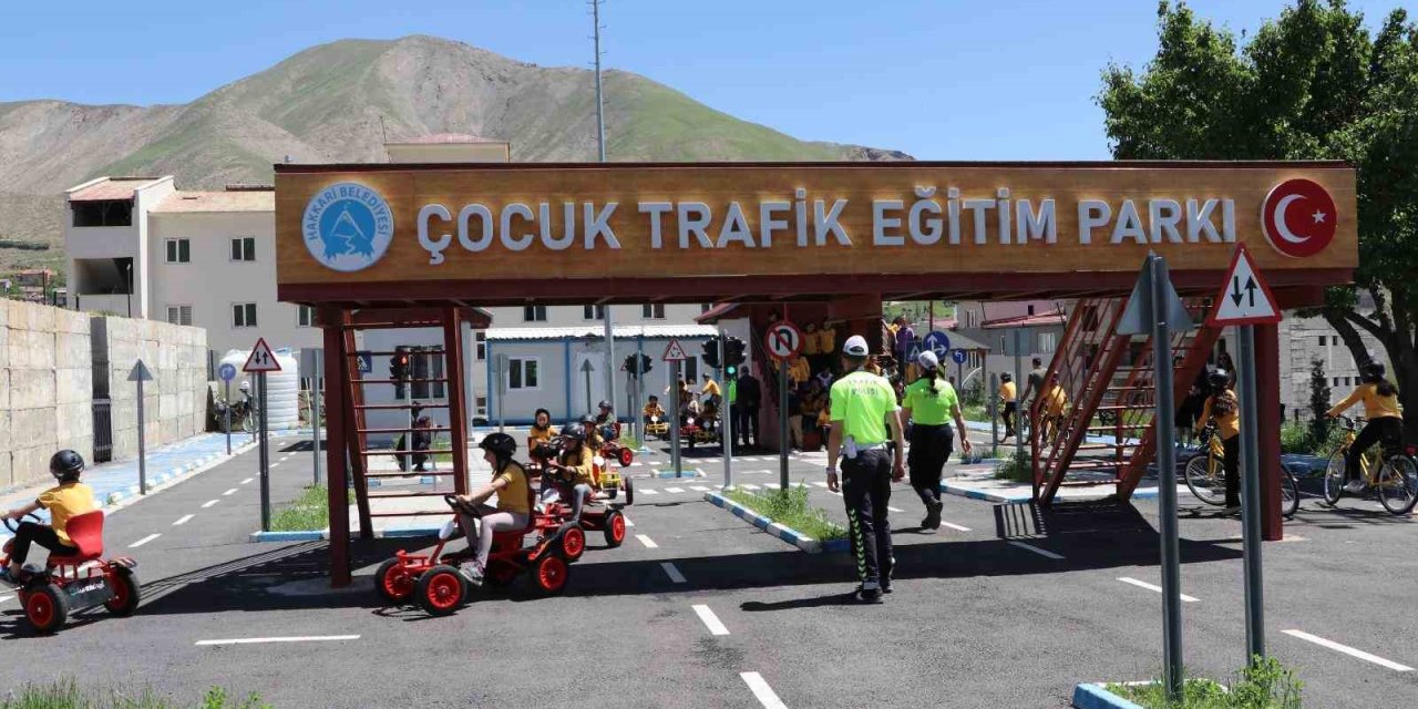 Hakkâri’de trafikte bilinçli nesillerin yetişmesi için eğitimler devam ediyor