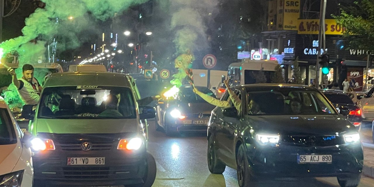 Van’da zafer gecesi: Taraftarlar sokağa döküldü