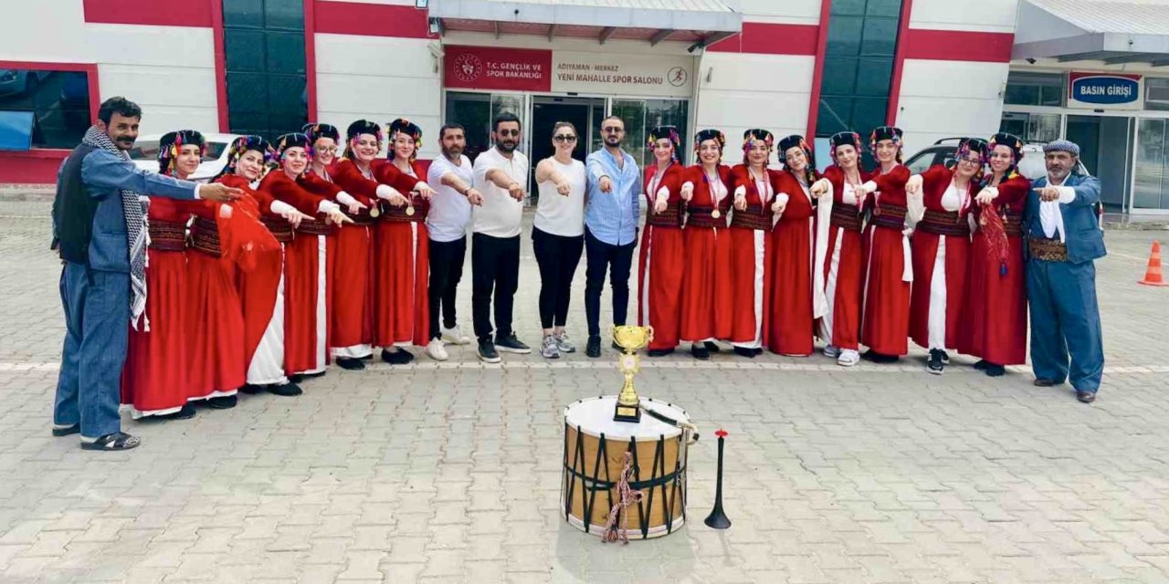 Hakkari Afife Kız Yurdu Halkoyunları Ekibi Türkiye şampiyonu oldu