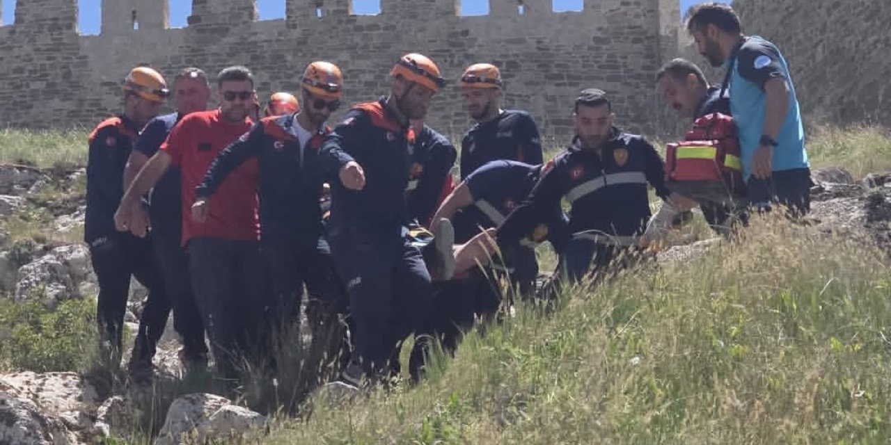 Van Kalesi’nde kayalıklarda mahsur kalan kişi kurtarıldı