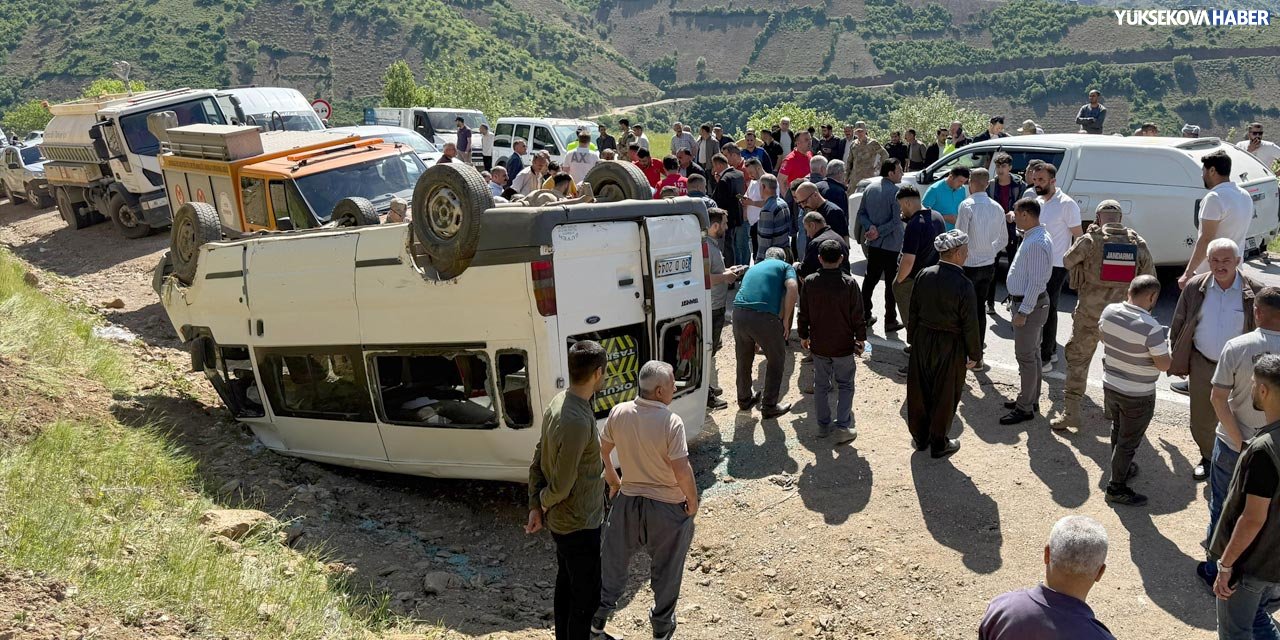 Şemdinli'de öğrenci servisi devrildi: 14 yaralı