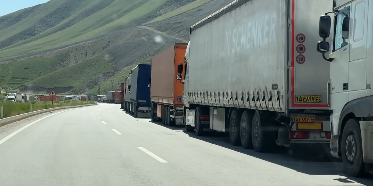 Esendere'de 2 kilometrelik tır kuyruğu oluştu