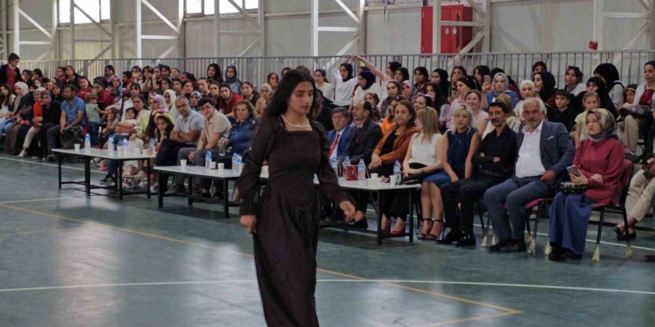 Ergani’de moda bölümü öğrencilerinden alan tanıtım defilesi