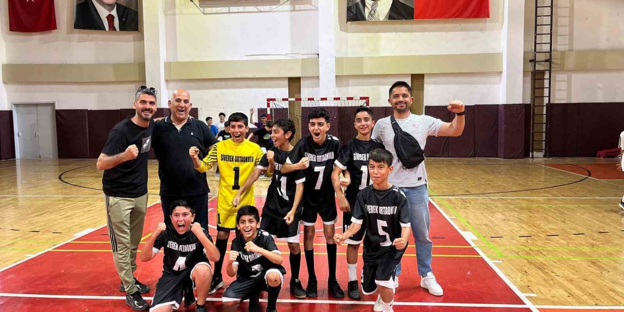 Siverek Ortaokulu, futsal minikler turnuvasında il birincisi oldu