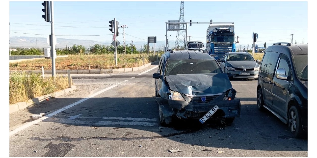 Malatya’da iki otomobil çarpıştı: 3 yaralı