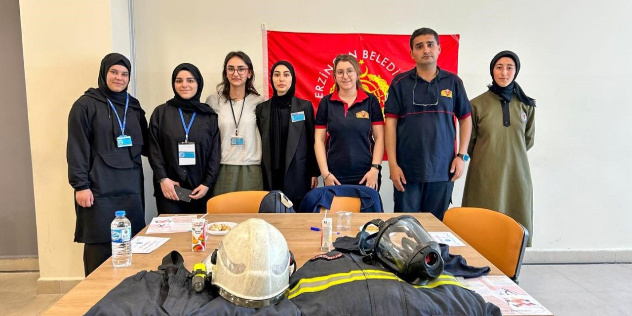 Erzincan itfaiye ekipleri lise öğrencileriyle kariyer fuarında buluştu