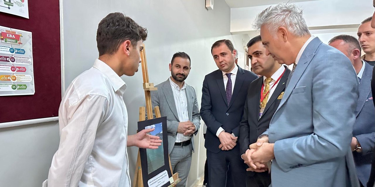Yüksekova’da öğrencilerden doğa temalı fotoğraf sergisi
