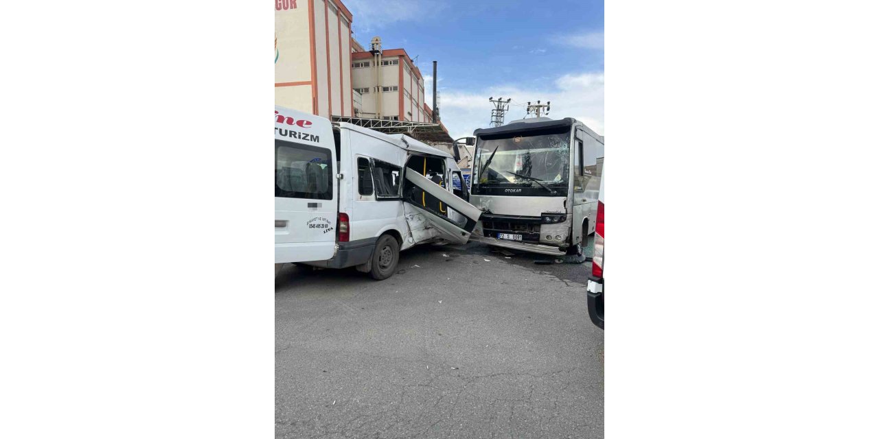 Batman’da minibüs ile midibüs çarpıştı: 7 kişi yaralandı