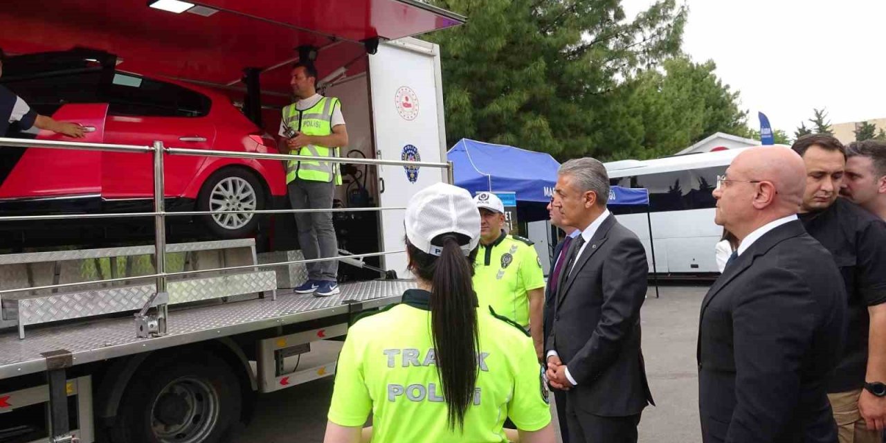 Simülasyon aracıyla emniyet kemerinin önemi anlatıldı