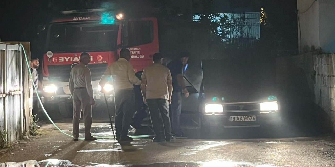 Adıyaman’da park halindeki otomobil alev aldı