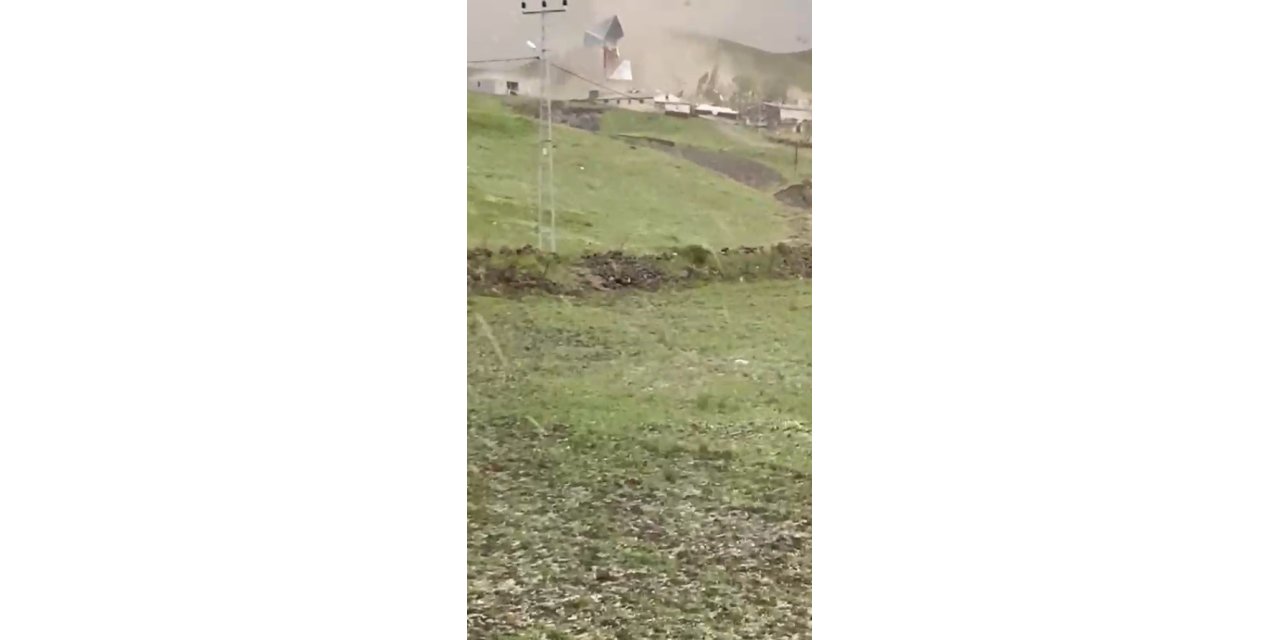Kars’ta şiddetli rüzgar çatıları uçurdu