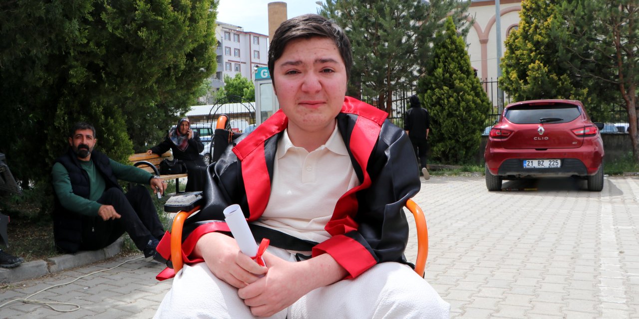 Engelleri azmiyle aşan DMD hastası Halil İbrahim mezun oldu