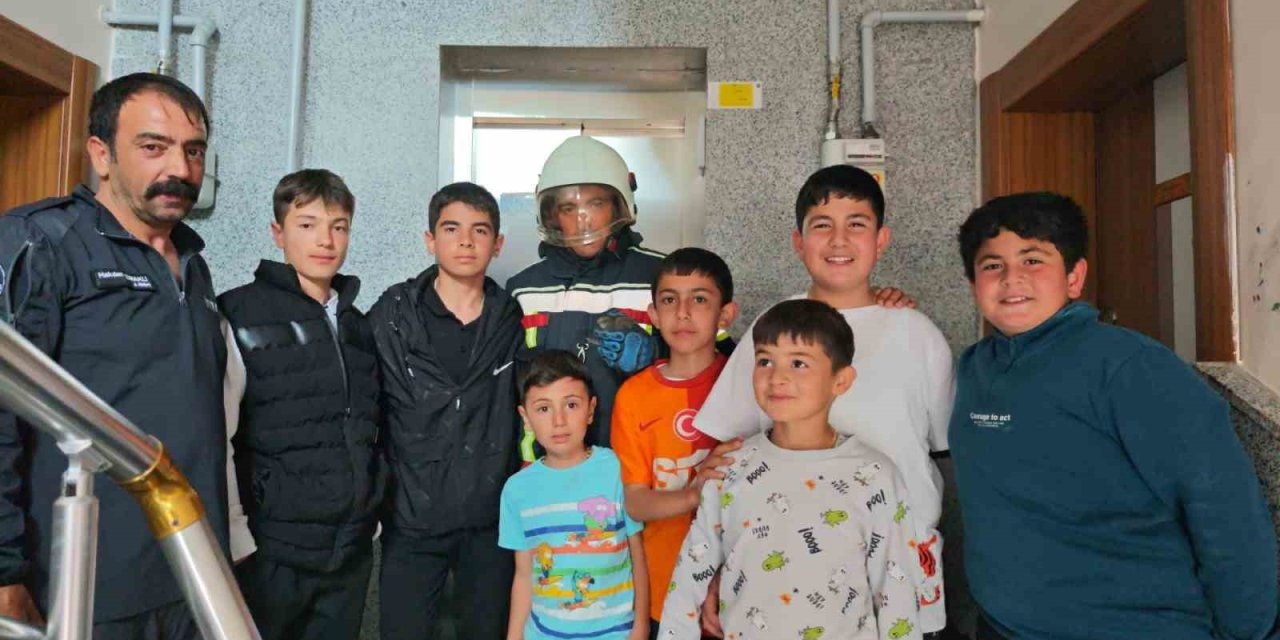 Erzurum’da asansör boşluğuna düşen kuş kurtarıldı