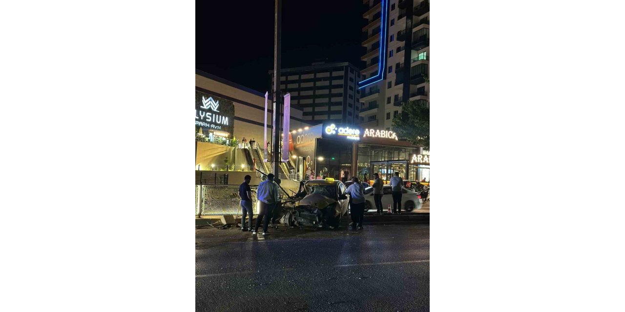 Elazığ’da ticari taksi bariyere çarptı: 1 yaralı