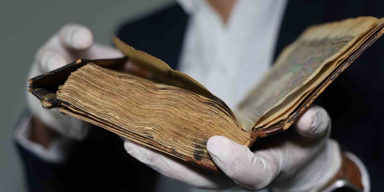 200 yıllık el yazması Kur’an-ı Kerim Cumhurbaşkanı Erdoğan’a takdim edildi