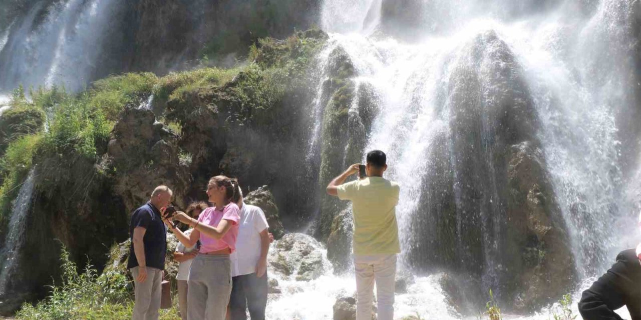 Erzincan Girlevik Şelalesi hafta sonunda ziyaretçi akınına uğradı