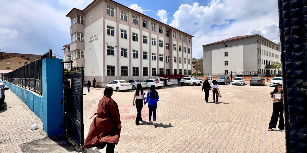 Üniversite açıköğretim sınavları Yüksekova’da yapıldı: Şemdinli ve Derecikli öğrencilerden destek çağrısı