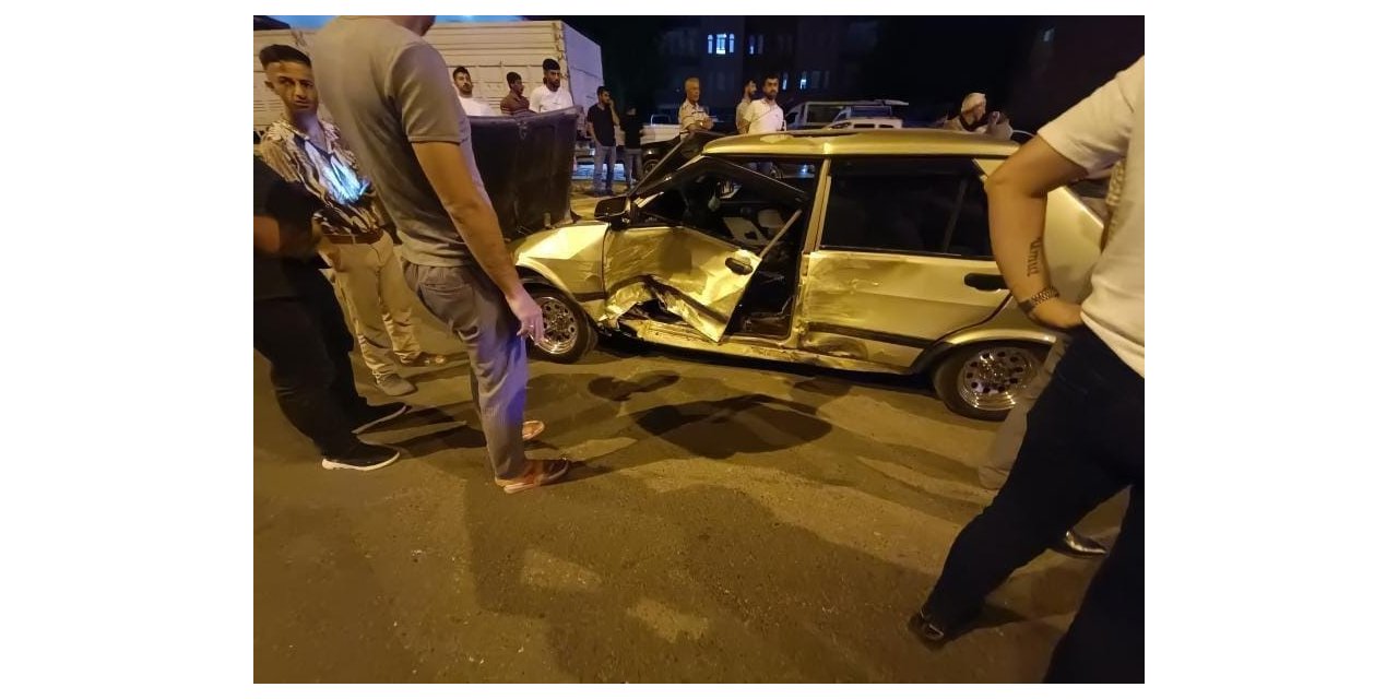 Kamyonet ile otomobil çarpıştı: 4 kişi yaralandı