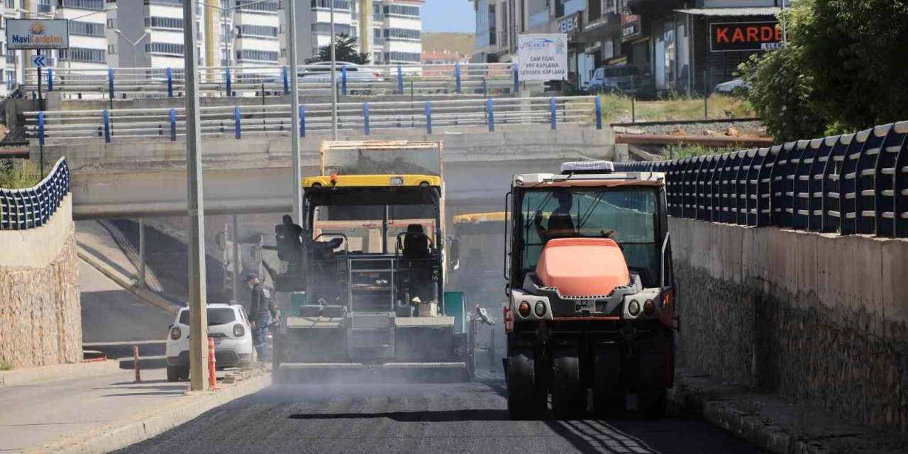 Elazığ’da asfaltlama çalışmaları devam ediyor