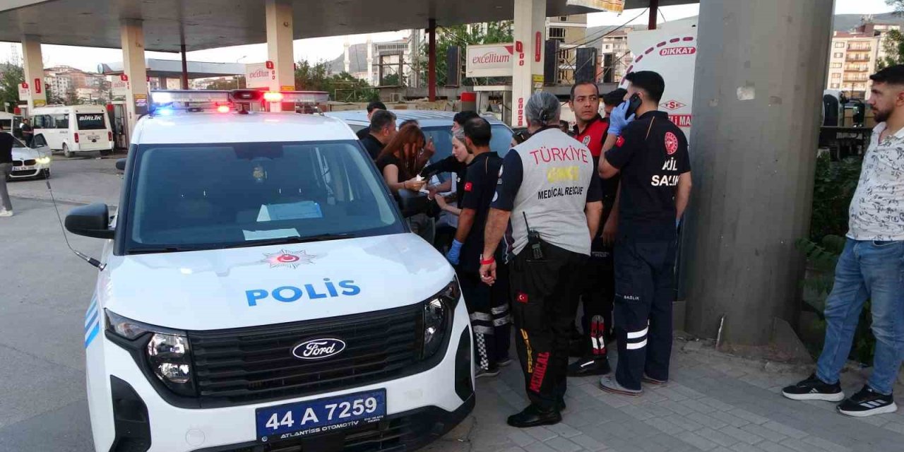 Otobüste tartışan 2 kadın indikleri durakta birbirlerini bıçakla yaraladı