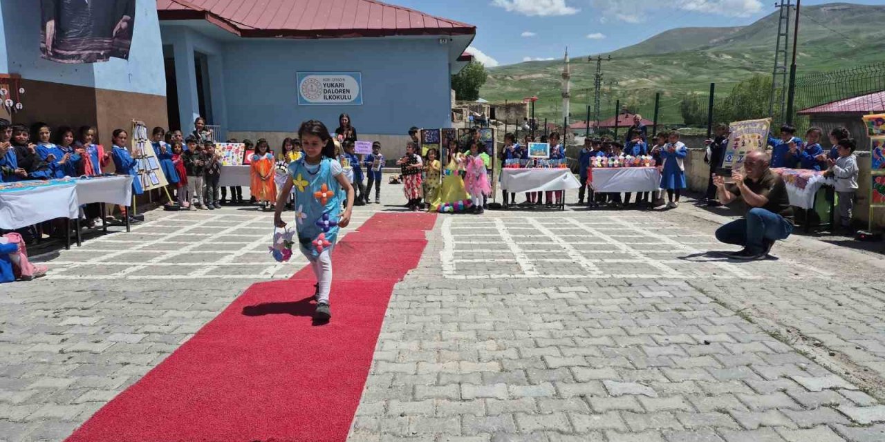 Ağrı’da minik tasarımcılardan geri dönüşüm defilesi