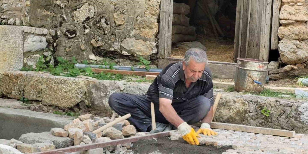 Erzincanlı Olgunöz ekmeğini 45 yıldır taştan çıkarıyor