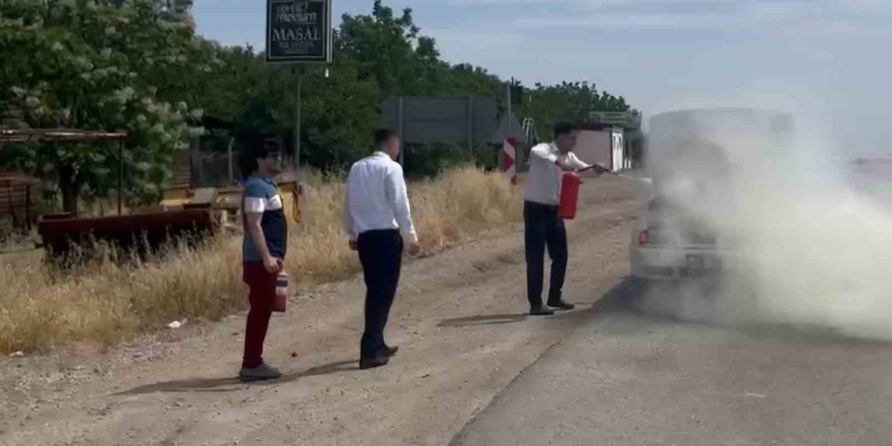 Siirt-Batman karayolunda alev alan otomobile otobüs şoförleri müdahale etti