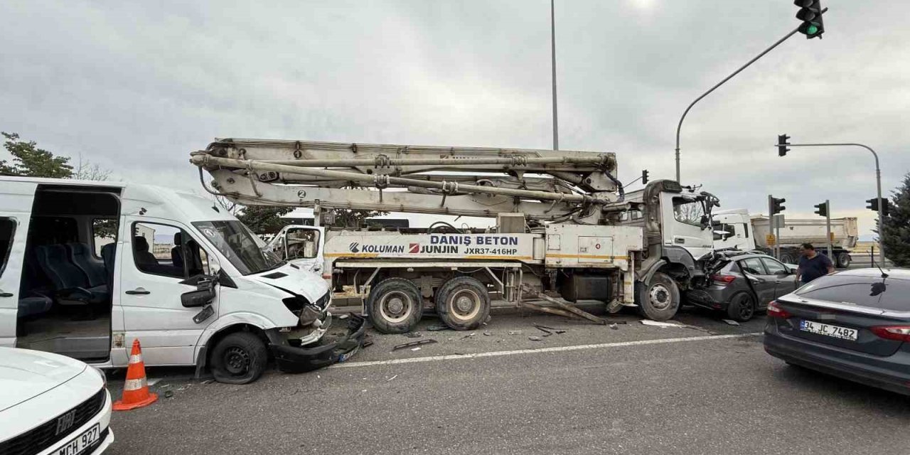 Otomobil, beton mikseri, minibüs çarpıştı: 11 yaralı