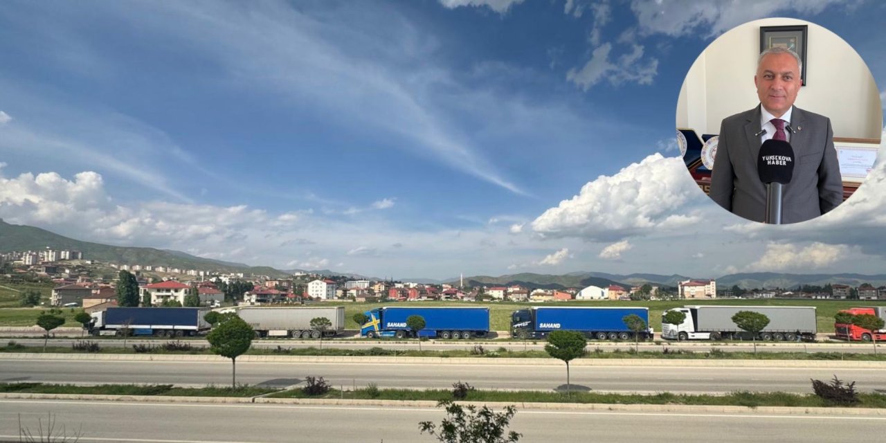 Yüksekova Çevreyolu'ndaki TIR kuyruğu ulaşımı engelliyor