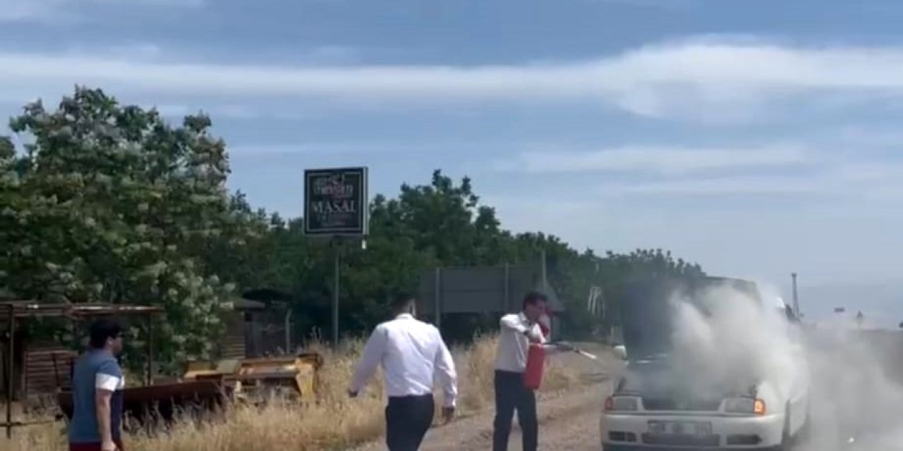 Otomobilde çıkan yangını şoförler söndürdü