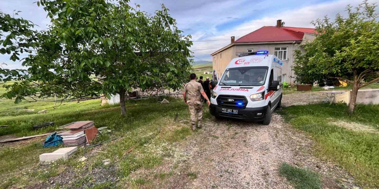 Elazığ’da traktör altında kalan kişi yaralandı